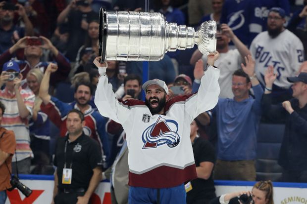 Nazem Kadri se raduje s trofejí Nazem Kadri se raduje s trofejí