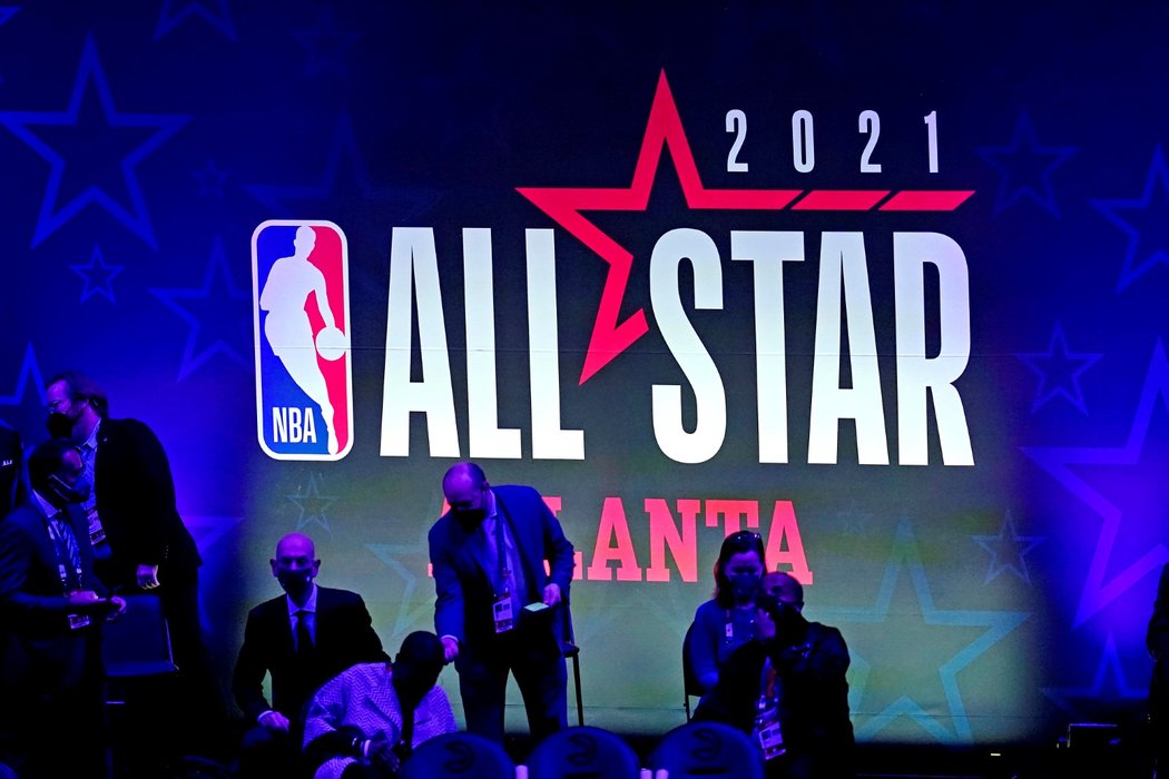 Komisař NBA Adam Silver vlevo po nápisem All Star