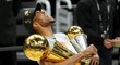 Hvězda Milwaukee Bucks, šampiónů NBA, Giannis Antetokounmpo, se raduje z velkého úspěchu