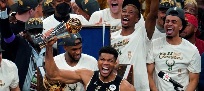 Hvězda Milwaukee Bucks, šampiónů NBA, Giannis Antetokounmpo, se raduje z velkého úspěchu