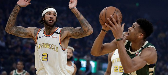 Willie Cauley-Stein a Janis Adetokunbo ve vzájemném utkání