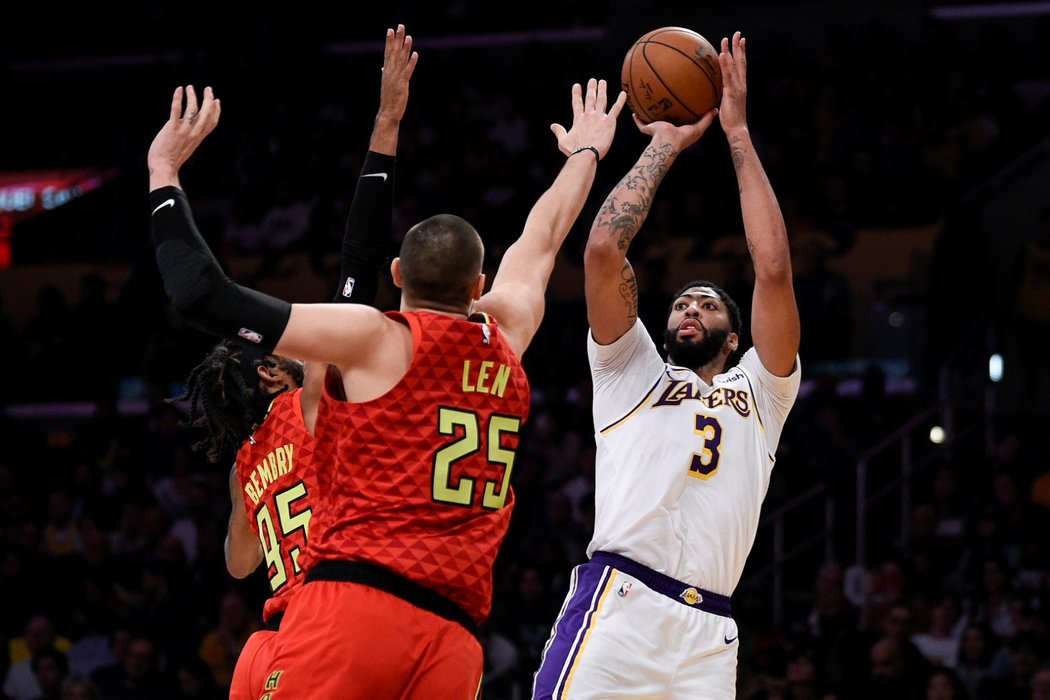 Zápas NBA mezi Atlantou Hawks a Los Angeles Lakers