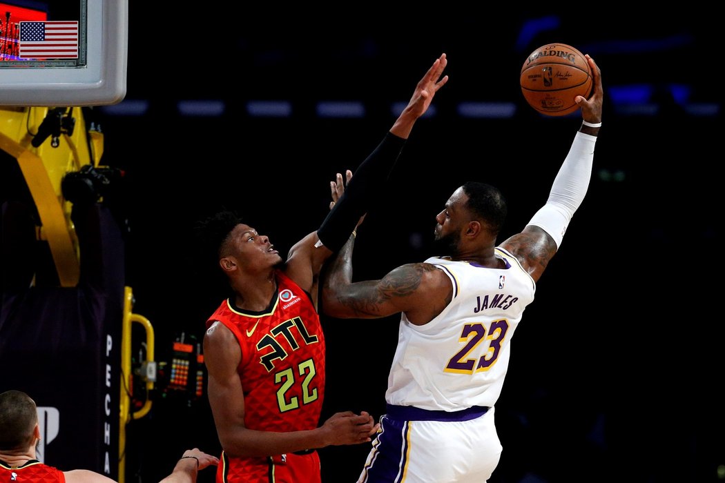 Zápas NBA mezi Atlantou Hawks a Los Angeles Lakers