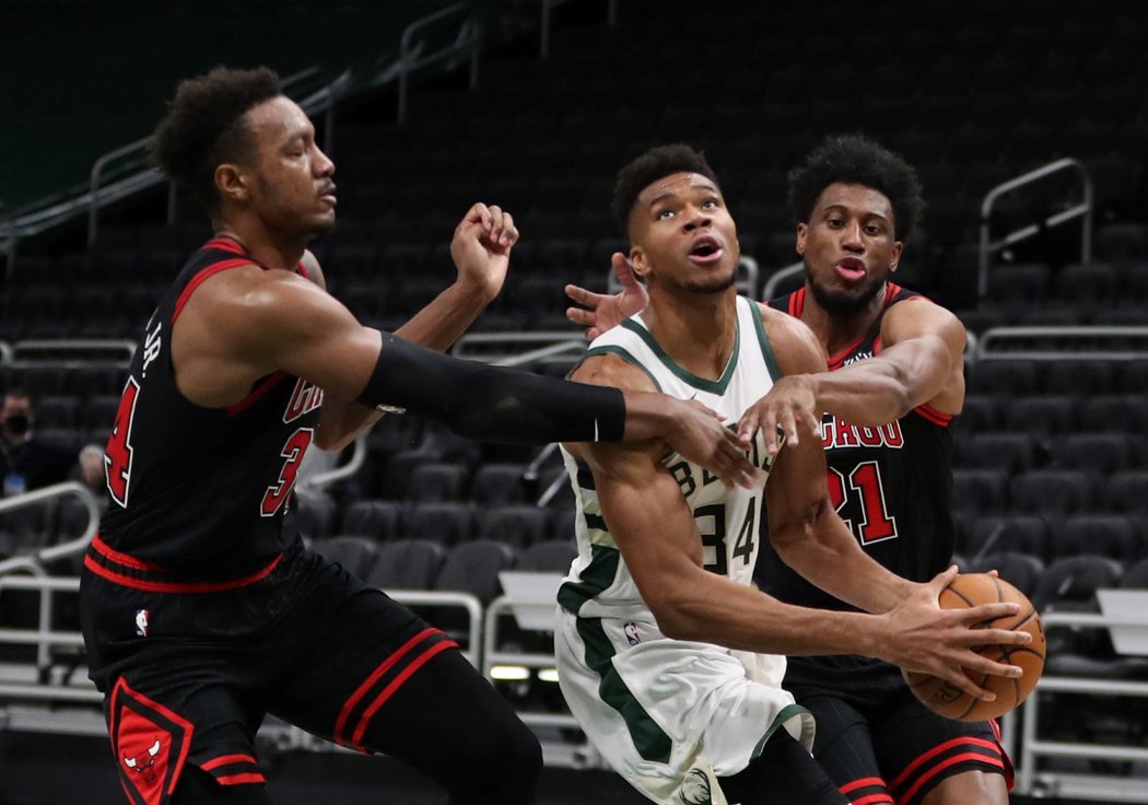 Utkání basketbalové NBA mezi Chicago Bulls a Milwaukee Bucks, v němž chyběl český hráč Tomáš Satoranský