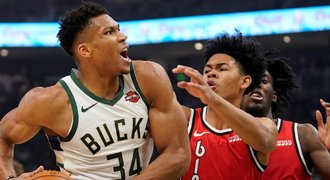 Antetokounmpo v NBA dovedl Milwaukee k šesté výhře za sebou, Phoenix padl