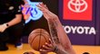 DeMar DeRozan přispěl k překvapivý triumfu na palubovce Lakers 19 body