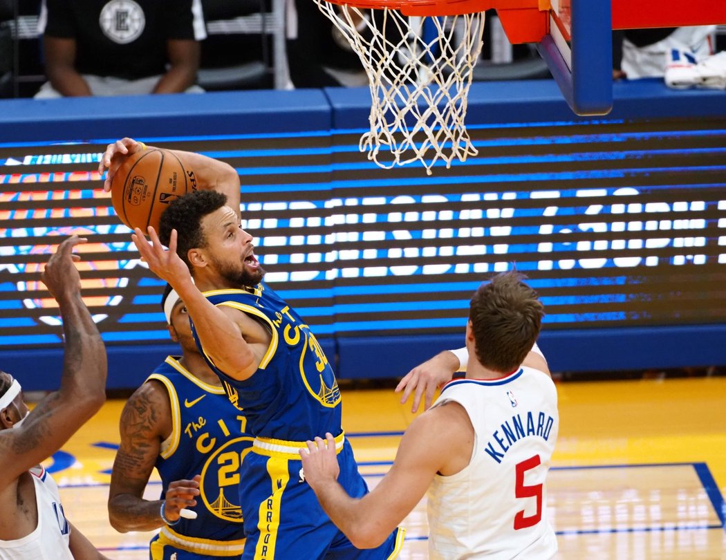 Hvězda basketbalové NBA Stephen Curry během duelu Golden State proti Clippers, v němž naprosto dominoval