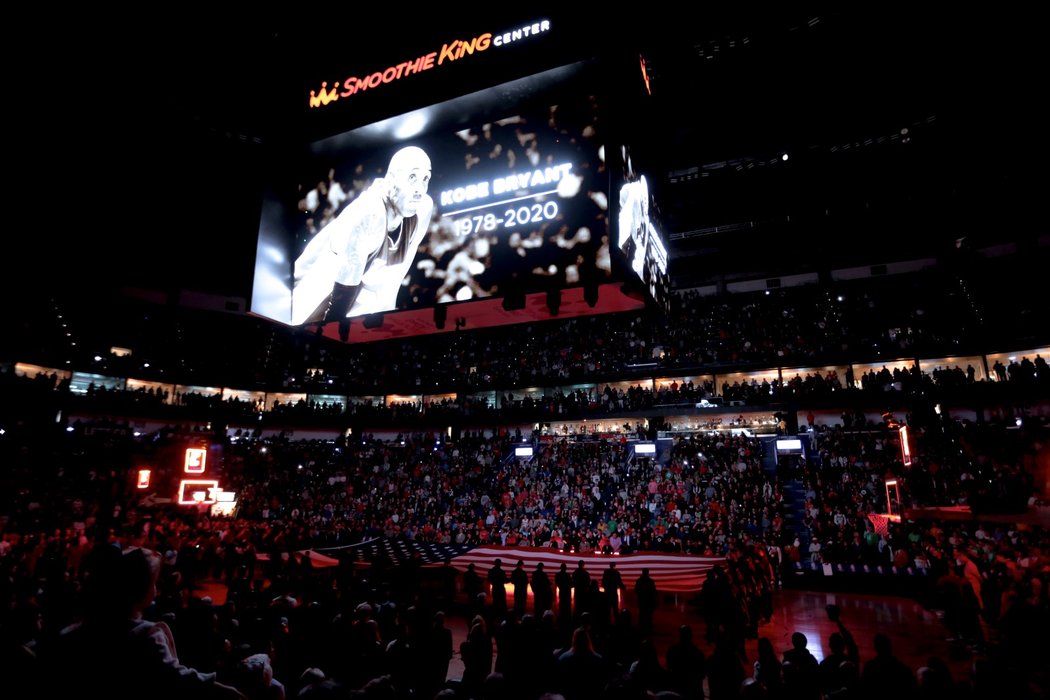 Před utkáním mezi New Orleans a Bostonem drželi hráči i fanoušci minutu ticha za zesnulého Kobeho Bryanta