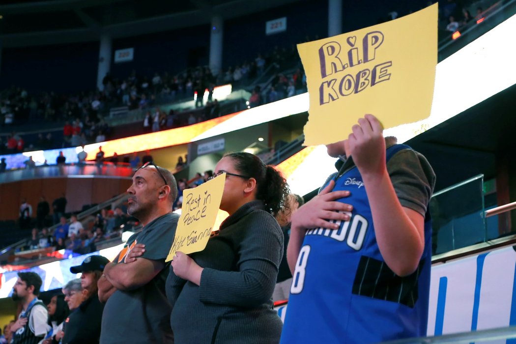 Památku Kobeho Bryanta uctili rovněž v Orlandu, kde hrálo Los Angeles