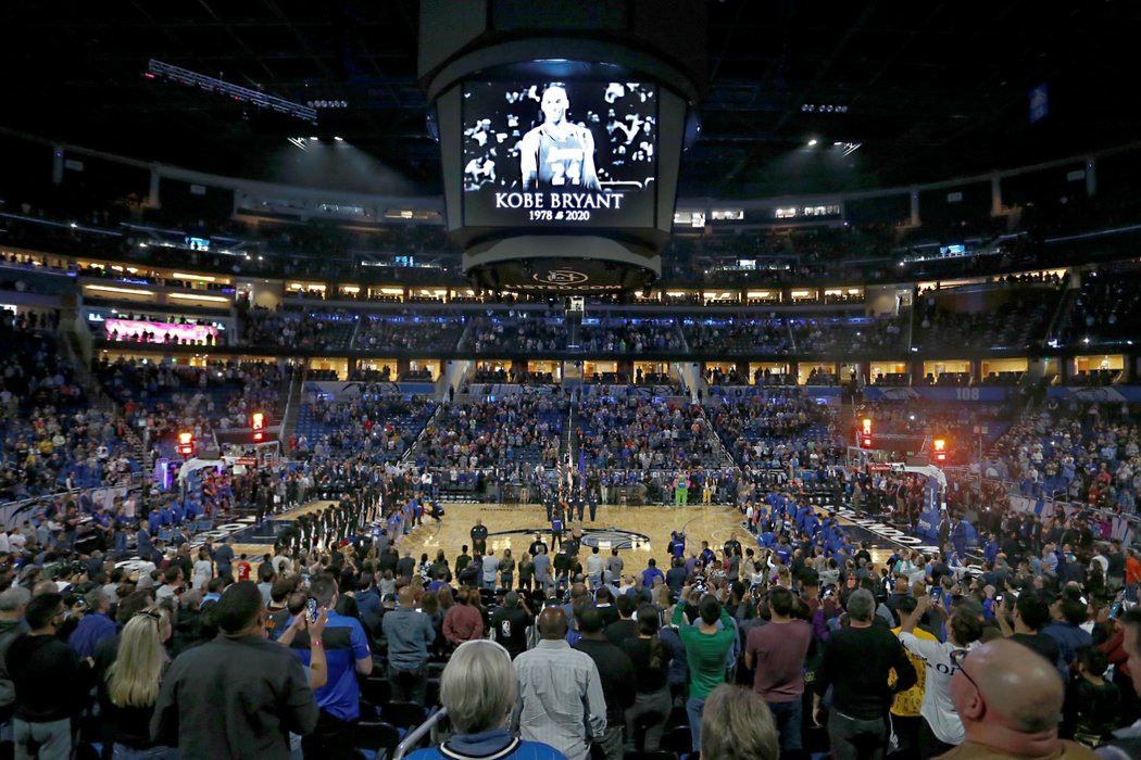 Památku Kobeho Bryanta uctili rovněž v Orlandu, kde hrálo Los Angeles