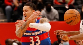 Trenér v NBA rukou zastavil útok soupeře. Hvězda Washingtonu bouřila