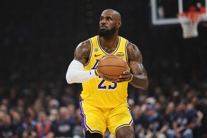 Ukončí LeBron kariéru? Šance je 50 na 50. Čeká ho nižší smlouva, může opustit Lakers Ukončí LeBron kariéru? Šance je 50 na 50. Čeká ho nižší smlouva, může opustit Lakers