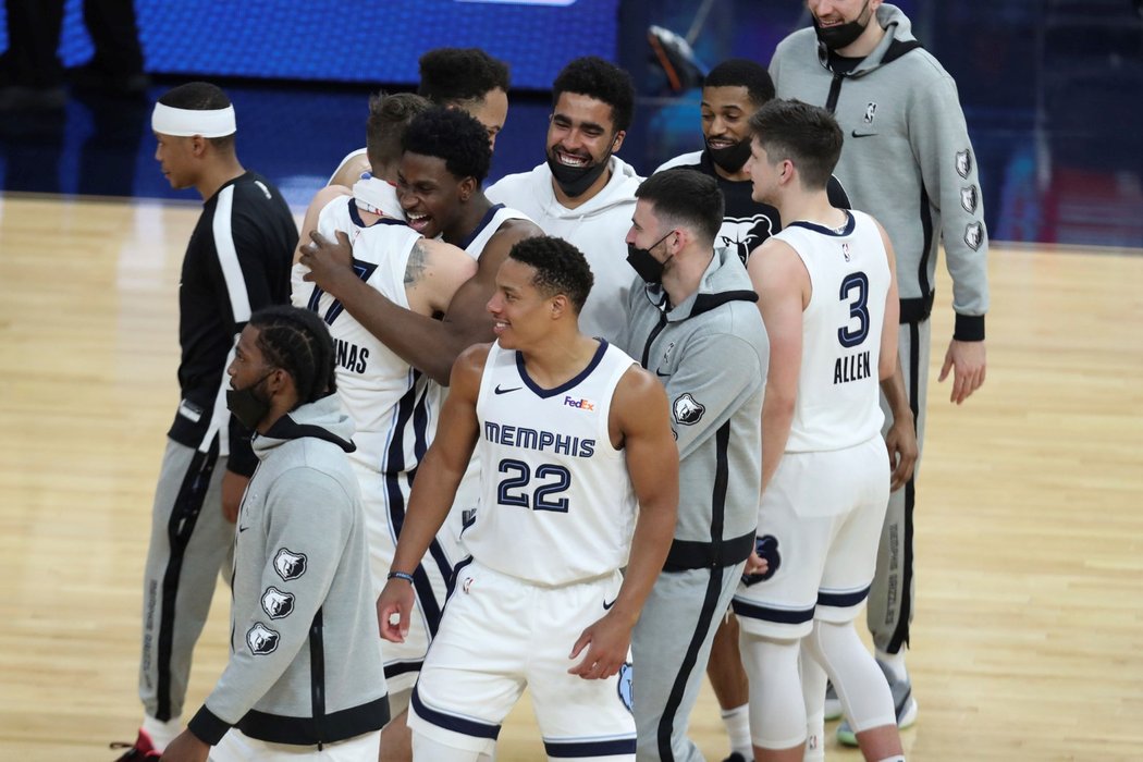 Basketbalisté Memphis Grizzlies slaví výhru nad Golden State Warrior