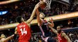 Český basketbalista Tomáš Satoranský se snaží prosadit v utkání NBA mezi Torontem a Washingtonem