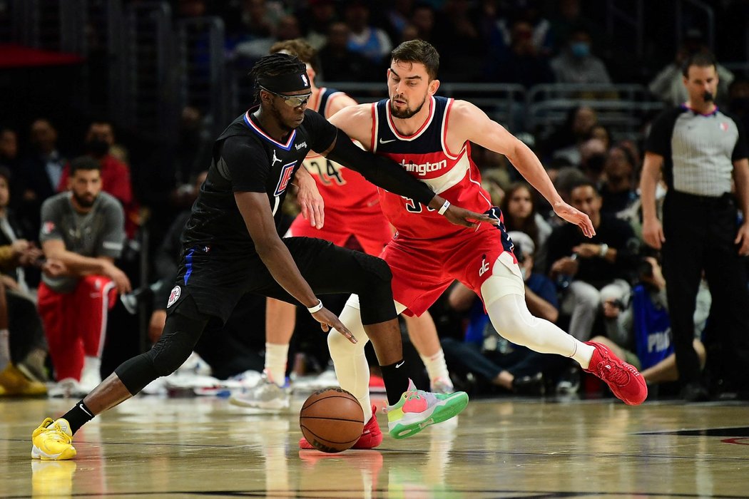 Český basketbalista Tomáš Satoranský v zápase zámořské NBA za Washington Wizards proti Los Angeles Clippers