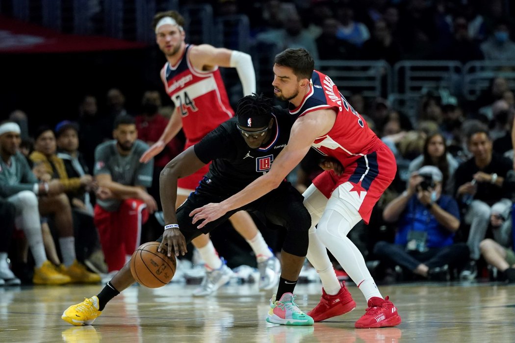 Český basketbalista Tomáš Satoranský v zápase zámořské NBA za Washington Wizards proti Los Angeles Clippers