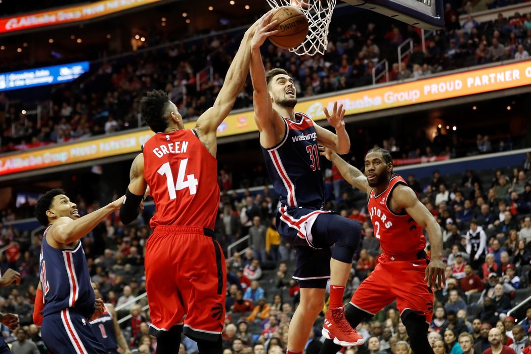 Český basketbalista Tomáš Satoranský se snaží prosadit v utkání NBA mezi Torontem a Washingtonem