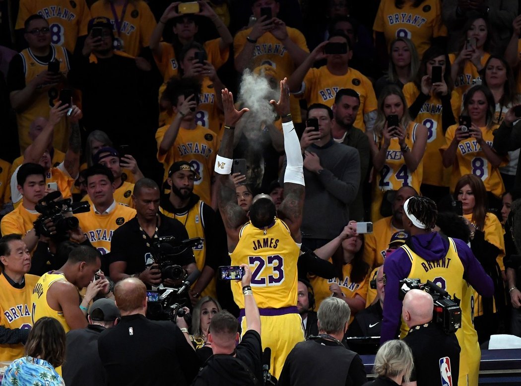 Slzy při vzpomínce na Bryanta neudržel ani současný lídr Lakers LeBron James.