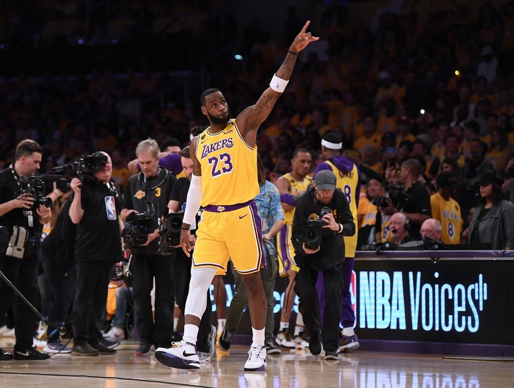 Slzy při vzpomínce na Bryanta neudržel ani současný lídr Lakers LeBron James.