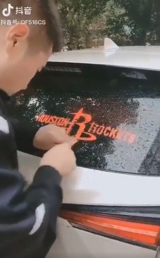 Logo Houstonu Rockets zmizelo i z osobního automobilu.