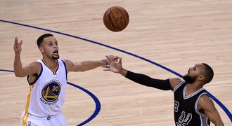 Šlágr NBA skončil debaklem. Warriors naložili San Antoniu o 30 bodů