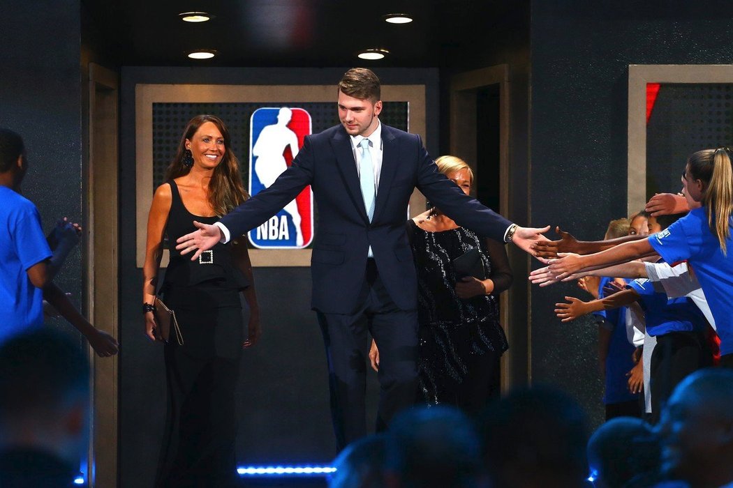 Obletovaný slovinský supertalent Luka Dončič zamíříl do Dallas Mavericks, texaský klub ho získal na třetí pozici po výměně s Atlanta Hawks.