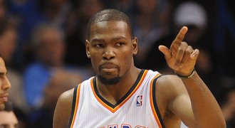 Durant dal znovu 25 bodů a vyrovnal rekord Michaela Jordana