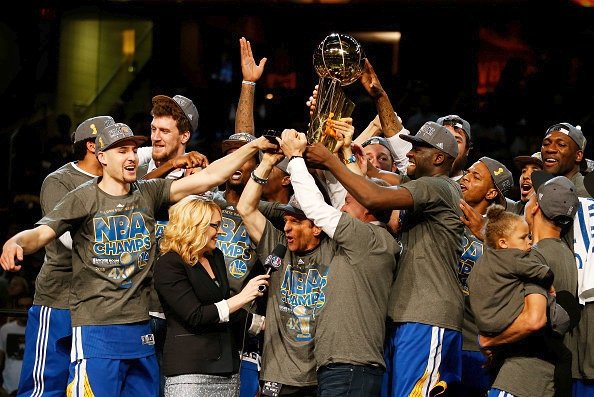 Basketbalisté Golden State Warriors obhájili mistrovský titul v NBA a slaví pošesté v historii a potřetí za poslední čtyři roky. 