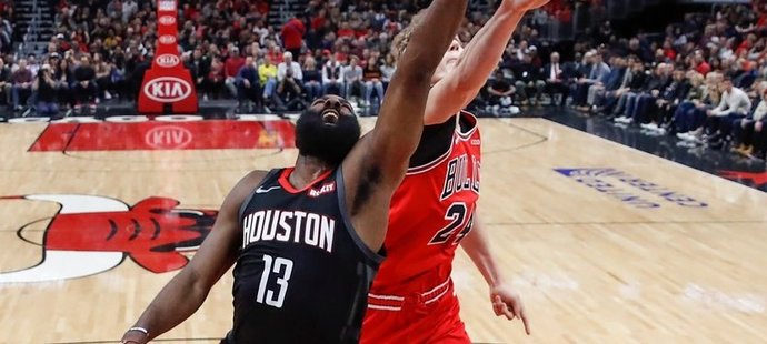 V týmu Rockets trefil nejlepší ligový střelec James Harden devět trojek a připsal si 42 bodů, k tomu 10 doskoků a jediná asistence jej dělila od triple doublu.