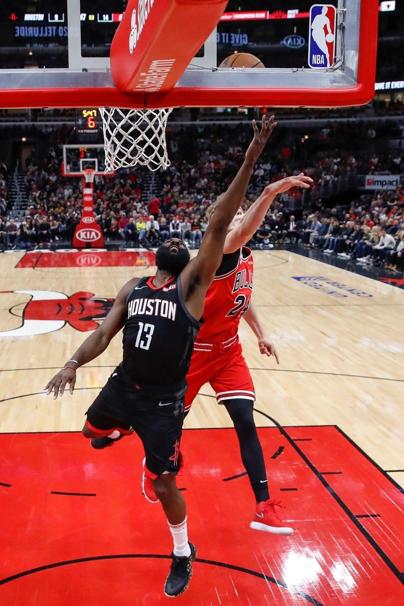 V týmu Rockets trefil nejlepší ligový střelec James Harden devět trojek a připsal si 42 bodů, k tomu 10 doskoků a jediná asistence jej dělila od triple doublu.