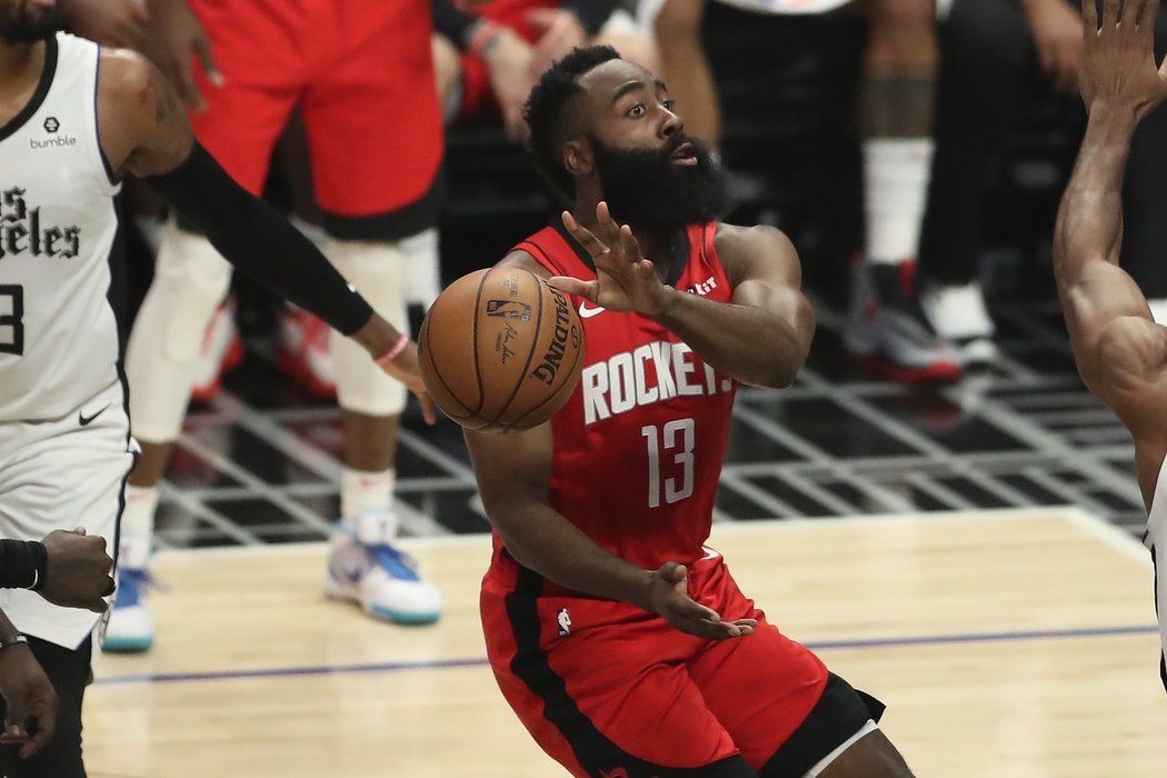 Basketbalisté Houstonu zdolali ve šlágru pátečního programu NBA Philadelphii 118:108 a vylepšili si bilanci na 24 výher a 11 porážek.