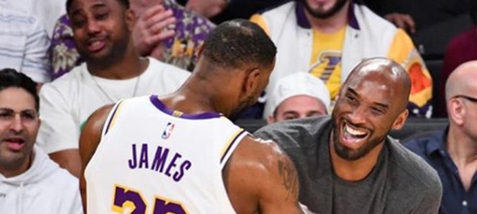 Kobe Bryant a LeBron James na společné fotografii.