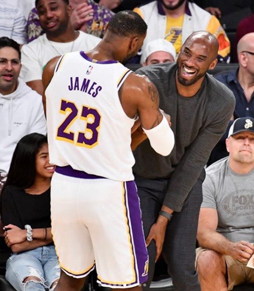 Kobe Bryant a LeBron James na společné fotografii.