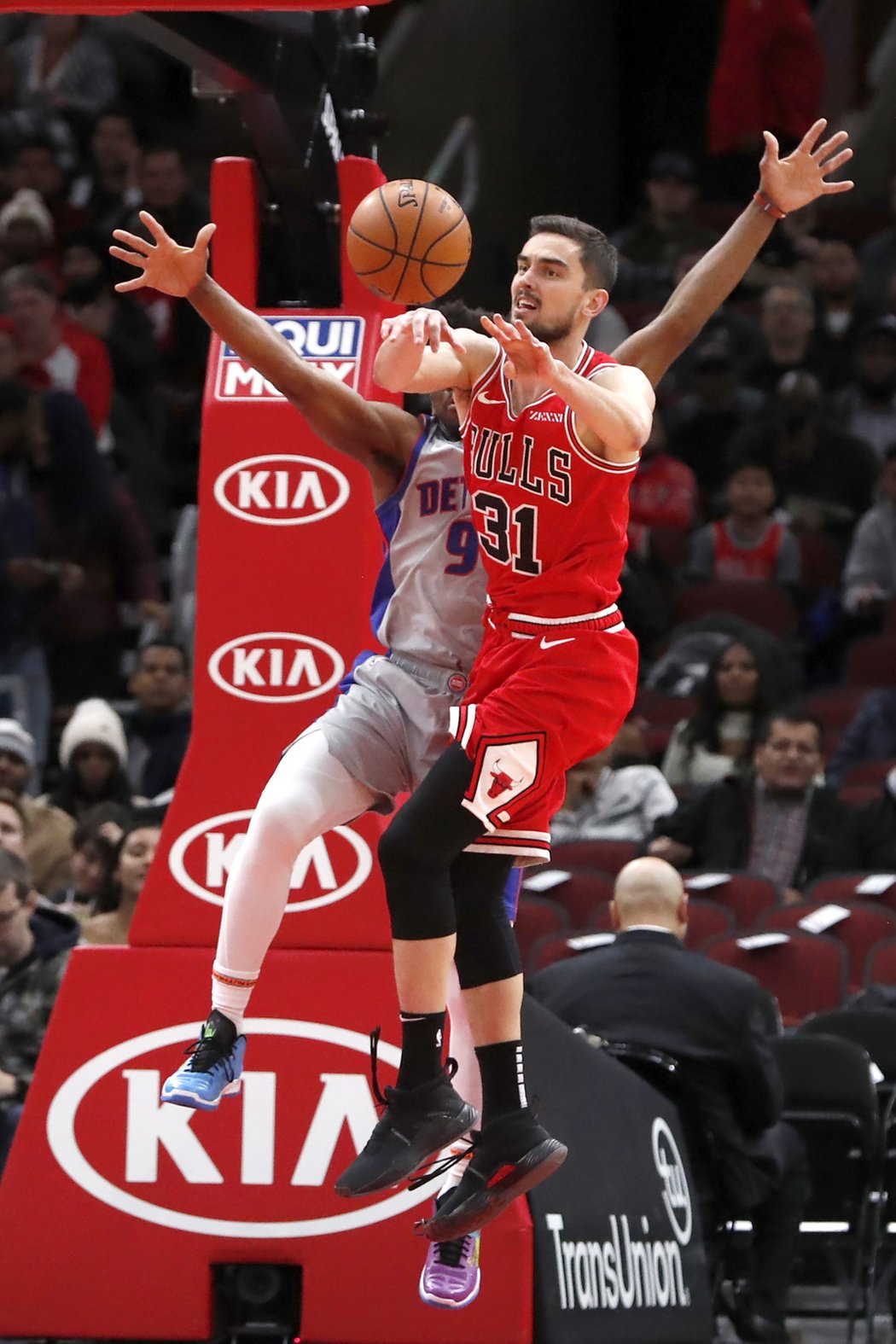 Jediný český hráč v NBA Tomáš Satoranský pomohl basketbalistům Chicaga 15 body, sedmi asistencemi a čtyřmi doskoky k vítězství nad Detroitem 109:89.