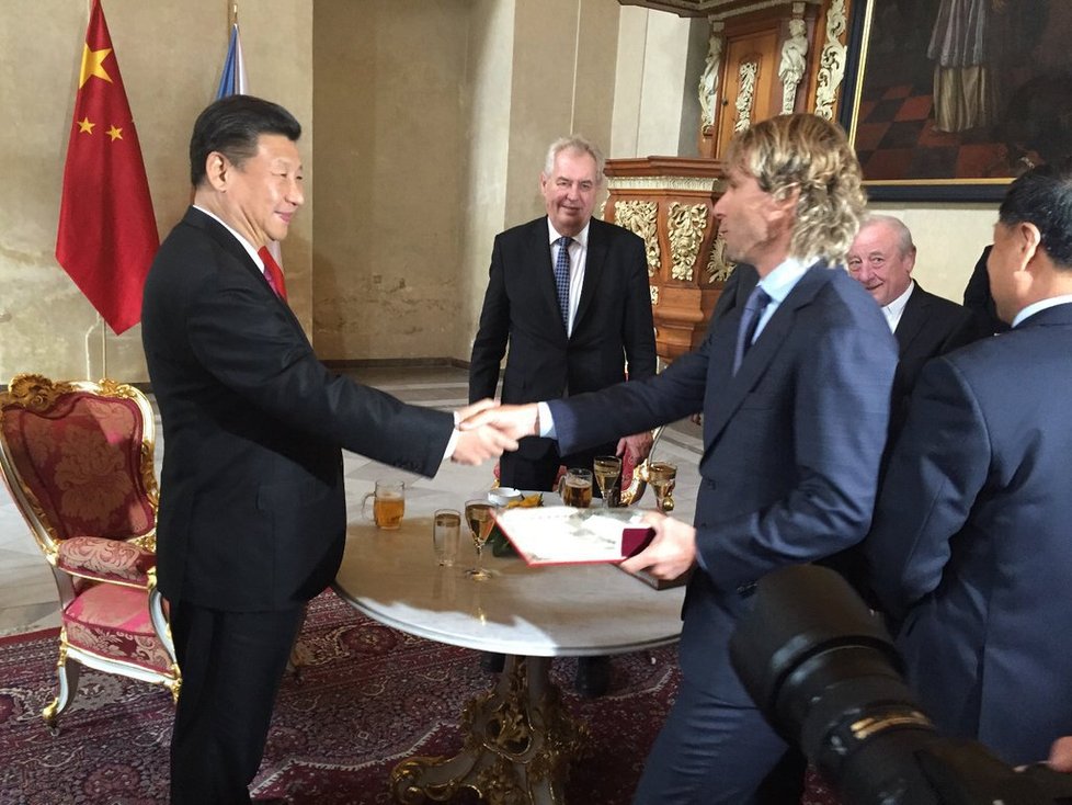 Pavel Nedvěd si potřásá rukou s čínským prezidentem Si Ťin-pchingem. Bývalý reprezentant se stal vyslancem čínské fotbalové ligy