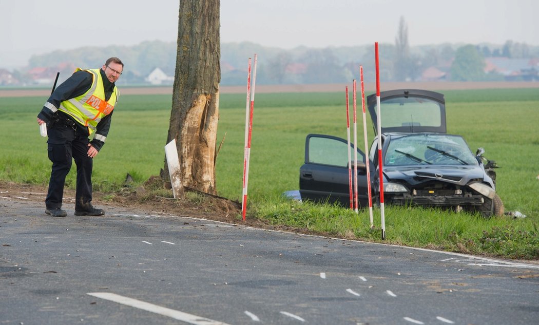 Auto s pěti mladými lidmi narazilo do stromu a skončilo v poli