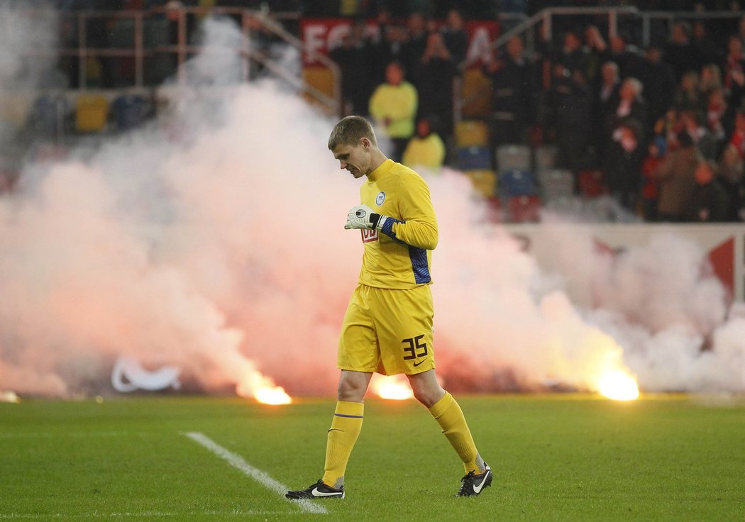 Gólman Herthy Berlín Thomas Kraft uniká před řáděním fanoušků v utkání na hřišti Fortuny Düsseldorf