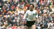 Císař Franz. Ve dresu ne nepodobném tomu novému anglickému hrála i největší legenda německého fotbalu Franz Beckenbauer