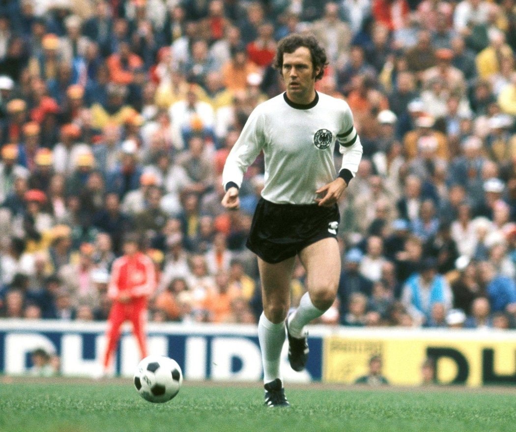 Císař Franz. Ve dresu ne nepodobném tomu novému anglickému hrála i největší legenda německého fotbalu Franz Beckenbauer