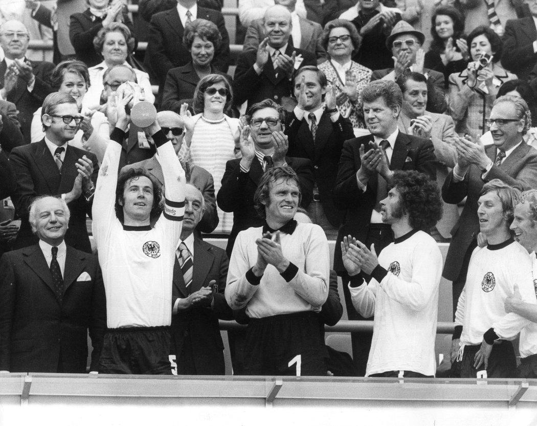 Ve dresech více než podobných těm, které nyní představila anglická fotbalová reprezentace, zvítězili fotbalisté SRN na mistrovství světa 1974