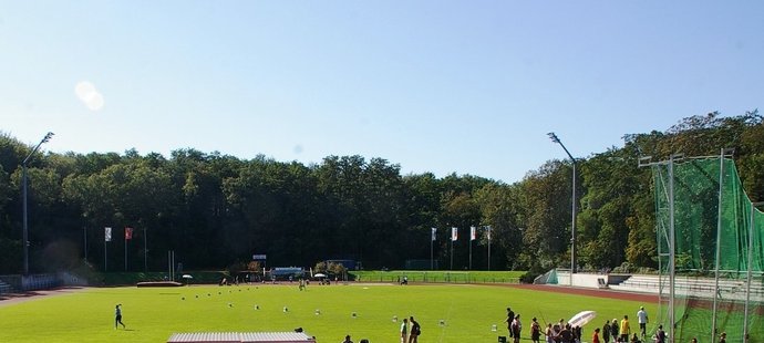 Malebný Rather Waldstadion je zasaný v lesích v okolí Düsseldorfu. Teď jím ale otřásla tragédie