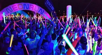 Až 4000 závodníků poběží noční Prahou. Přihlas se na NEONRUN