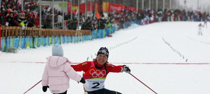 Nezapomenutelná chvíle. Kateřina Neumannová slaví olympijské zlato s dcerou Lucií.