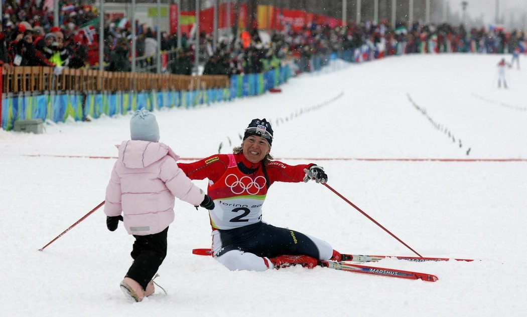 Nezapomenutelná chvíle. Kateřina Neumannová slaví olympijské zlato s dcerou Lucií.