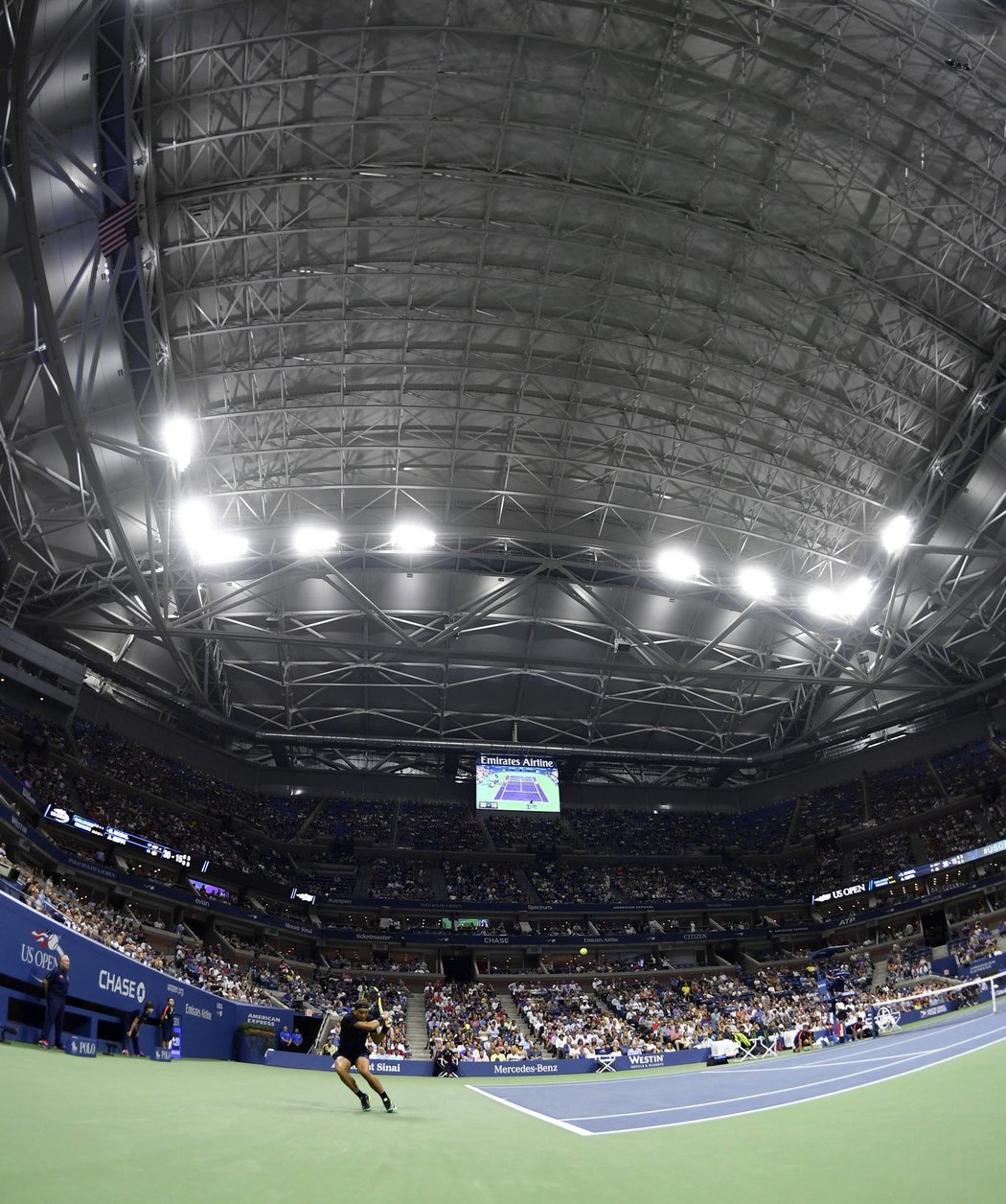 Ve čtvrtek si tenisté na US Open kvůli dešti poprvé ve více zápasech vyzkoušeli, jak se hraje pod zataženou střechou hlavního kurtu Arthura Ashe