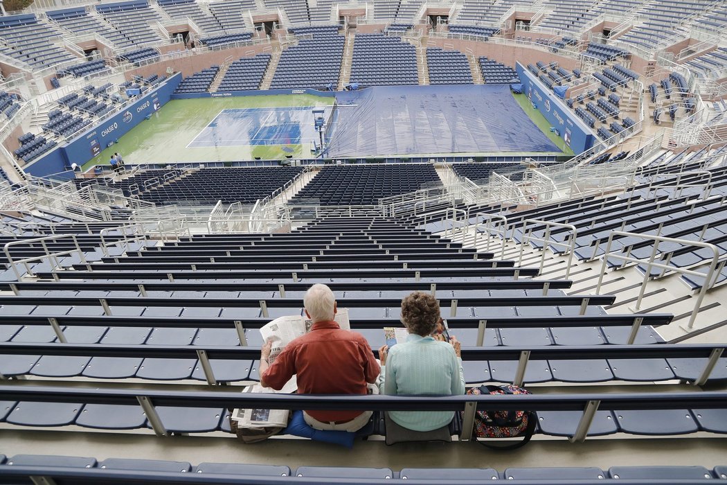 Ve čtvrtek si tenisté na US Open kvůli dešti poprvé ve více zápasech vyzkoušeli, jak se hraje pod zataženou střechou hlavního kurtu Arthura Ashe