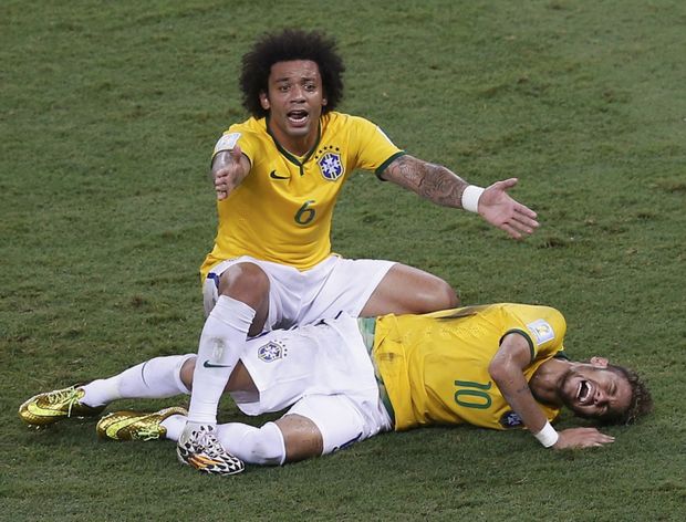 Obránce Marcelo u sténajícího Neymara. Pro brazilskou hvězdu MS předčasně skončilo Obránce Marcelo u sténajícího Neymara. Pro brazilskou hvězdu MS předčasně skončilo