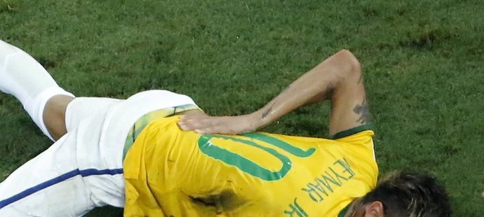 Pro brazilského fotbalistu Neymara mistrovství světa skončilo. Ve čtvrtfinále s Kolumbií utrpěl lehkou zlomeninu obratle, obejde se bez operace