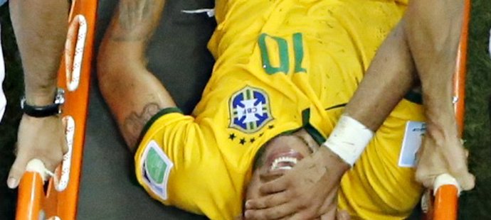 Neymar musel být ze hřiště odnesen na nosítkách, přičemž viditelně trpěl bolestmi, a byl převezen na vyšetření do nemocnice. Tam lékaři odhalili zlomeninu obratle