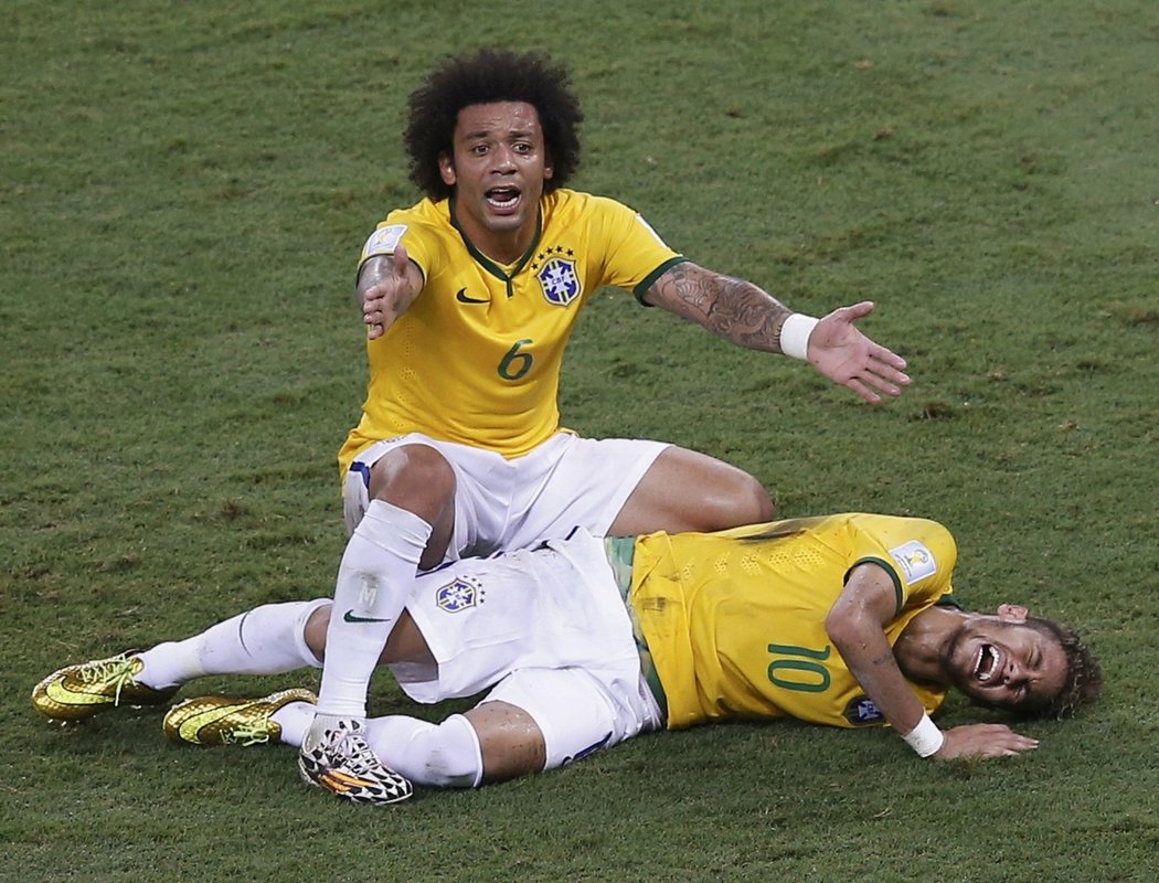 Obránce Marcelo u sténajícího Neymara. Pro brazilskou hvězdu MS předčasně skončilo